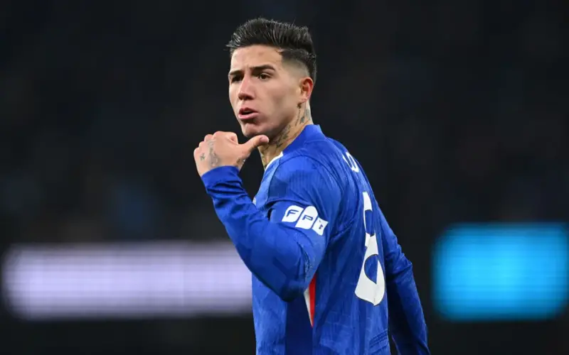 مزيد من الفوضى في تشيلسي! لاعبو إنزو فرنانديز يطلبون من ليام روزنيور رفع الإيقاف التأديبي قبل المواجهة الحاسمة أمام مانشستر سيتي